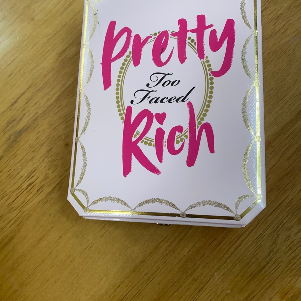 Too faced pretty rich palette! 🖤💜💙💛